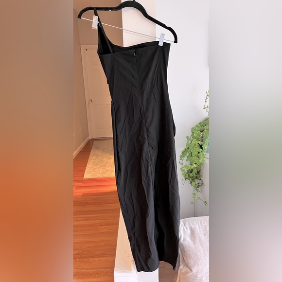 PRETTYLITTLETHING Black Cut Out One Shoulder Bodycon Maxi Dress - Picture 3 of 5